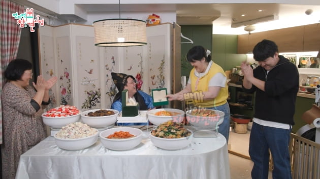 Lee Guk-joo presents luxury watch to manager of '10 years of joys and sorrows'