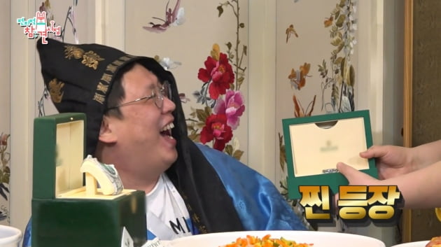 Lee Guk-joo presents luxury watch to manager of '10 years of joys and sorrows'