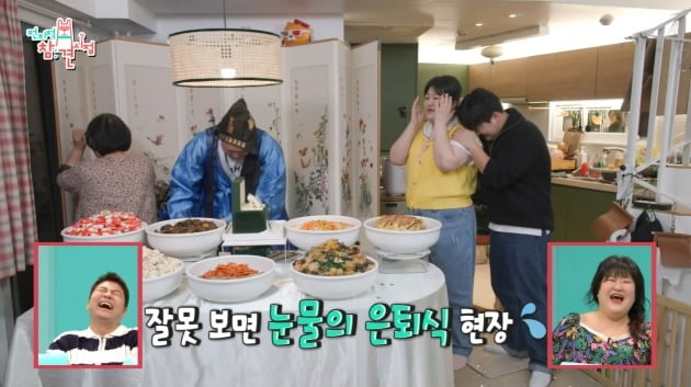Lee Guk-joo presents luxury watch to manager of '10 years of joys and sorrows'