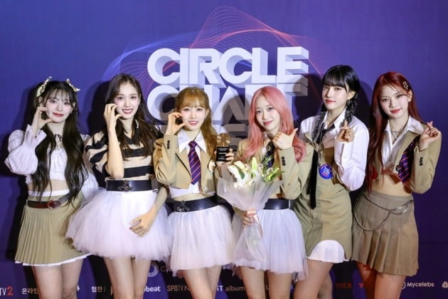 STAYC wins the World Rookie of the Year Award at the ‘Circle Chart Music Awards’