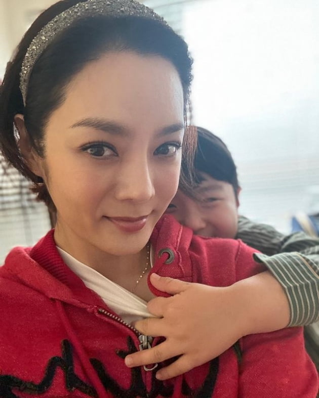 Chae-rim, surprised by her child's confession of love, bursts into tears