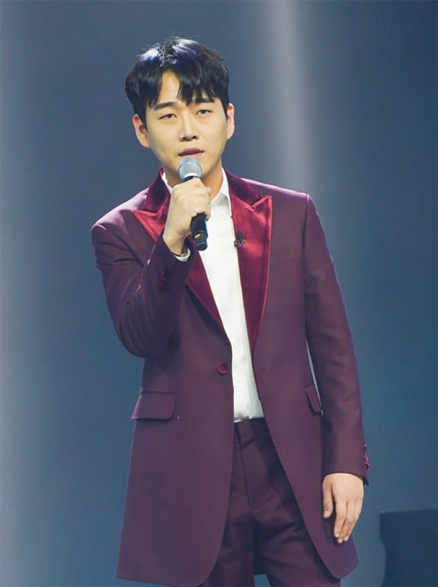 ‘Flaming Trotman’ wrapped around Hwang Young-woong
