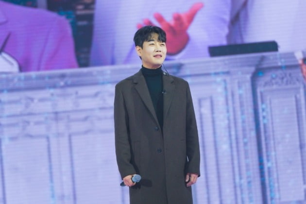 ‘Flaming Trotman’ wrapped around Hwang Young-woong