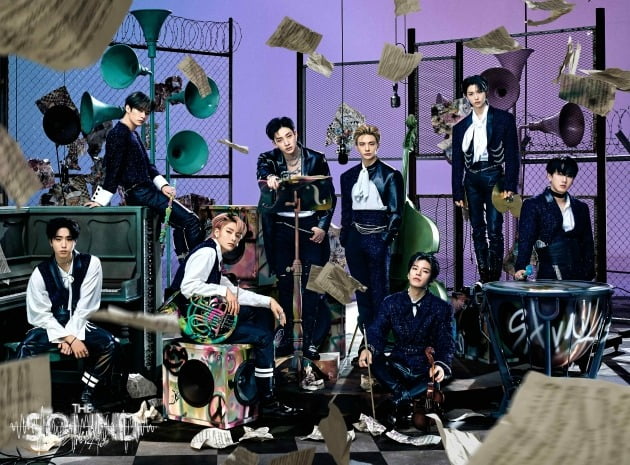 Stray Kids' 1st Japanese full-length album sweeps the local weekly charts at #1