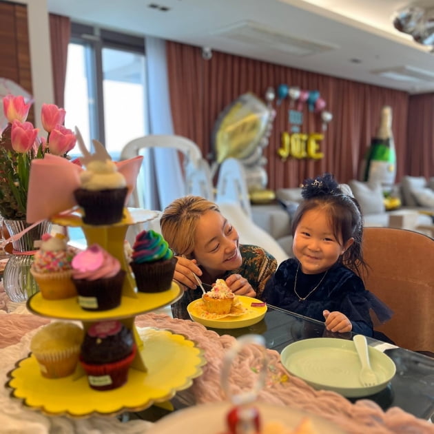 Seo Hyo-rim celebrates daughter Joy's 1000th day
