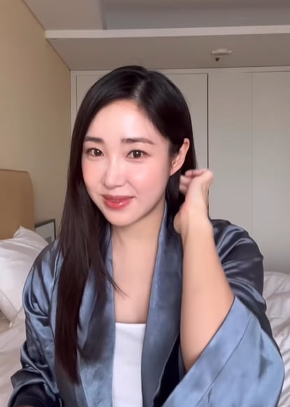Choi Hee, pregnant with her second child, does ‘self-makeup’ at home