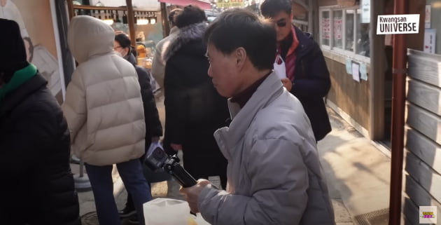 Kim Eon-joong loses a tooth while eating food given by a fan