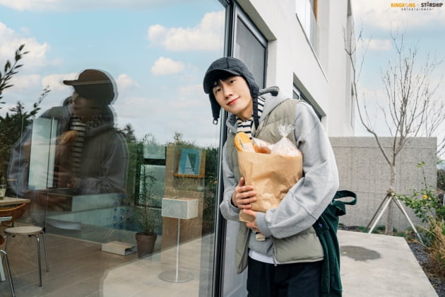 Son Woo-hyun waiting for new spring, in the dry grass with fallen leaves