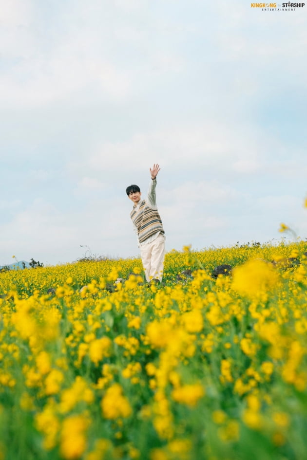 Son Woo-hyun waiting for new spring, in the dry grass with fallen leaves