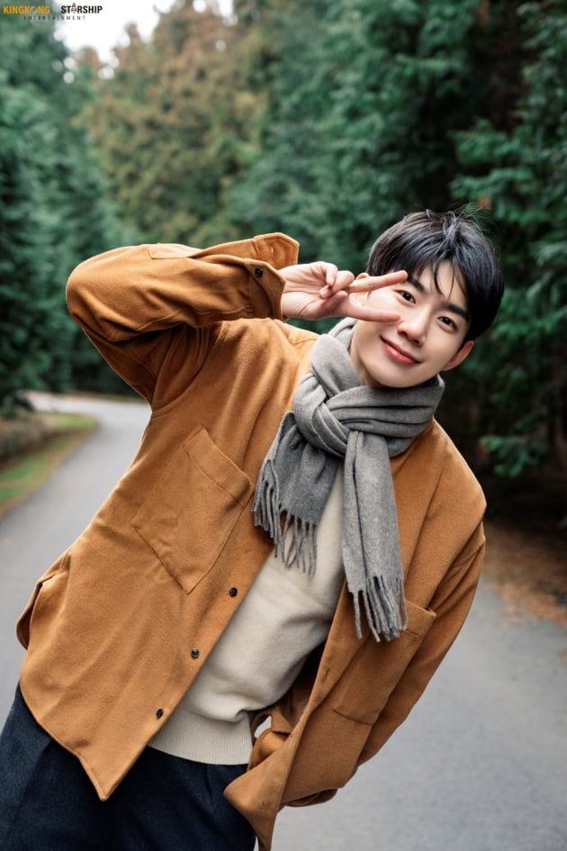 Son Woo-hyun waiting for new spring, in the dry grass with fallen leaves