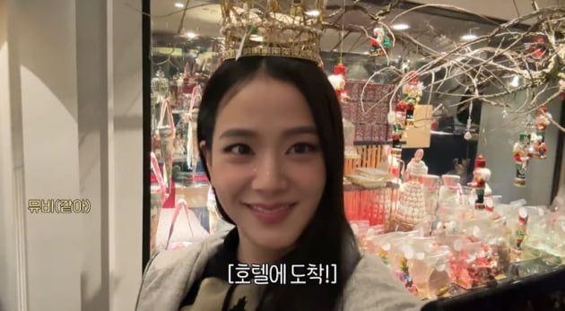 Blackpink Jisoo moves to schedule on chartered plane