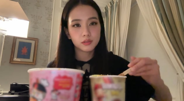 Blackpink Jisoo moves to schedule on chartered plane