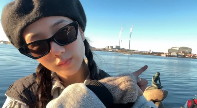 Blackpink Jisoo moves to schedule on chartered plane