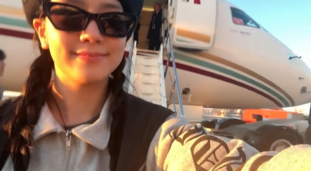 Blackpink Jisoo moves to schedule on chartered plane