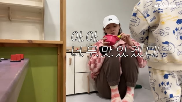 Seo Ha-yan, a mother of 5 children who was mesmerized by the weekend kids cafe