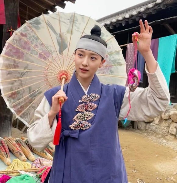 Pyo Ye-jin, does poopy hair suit her as a former flight attendant?