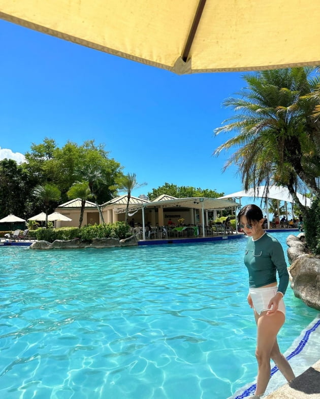 Lee Ji-hye, certified to have real belly fat in the swimming pool