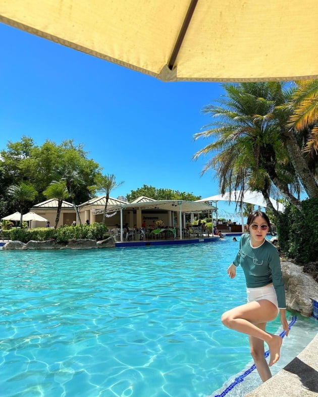 Lee Ji-hye, certified to have real belly fat in the swimming pool