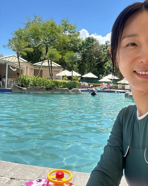 Lee Ji-hye, certified to have real belly fat in the swimming pool