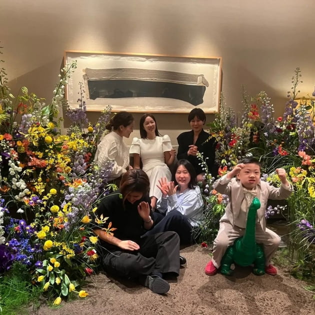 Hwang Jeong-eum's eldest son steals attention at her second birthday party