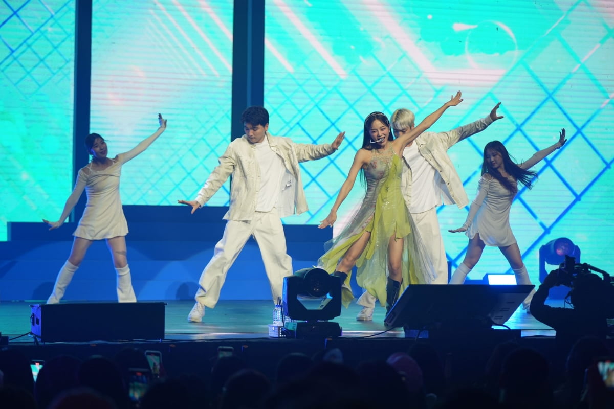 Kim Se-jeong, Hong Kong and Manila solo concert ends in tears