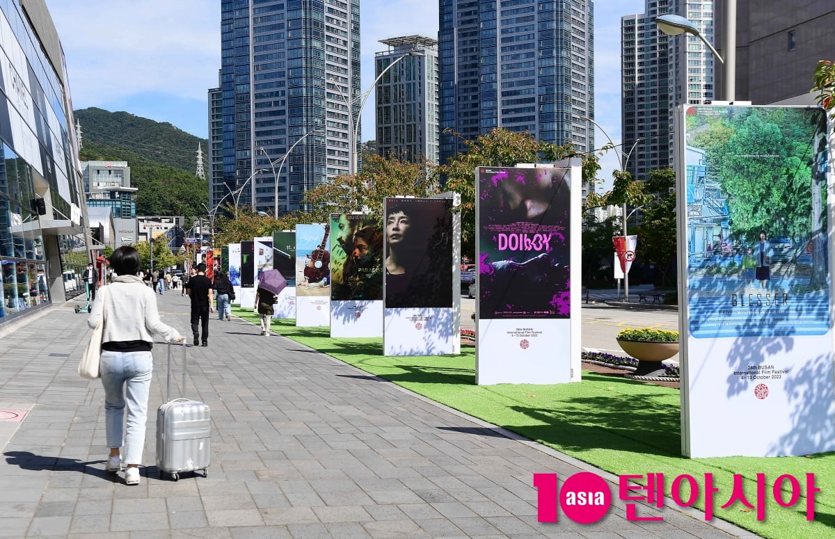 송강호·박은빈 있고 이제훈·고아성 없다…개막작 '한국이 싫어서' [28th BIFF]