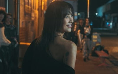 이효리, 6년 만에 신곡에도 여유로운 미소…'후디에 반바지' 비주얼