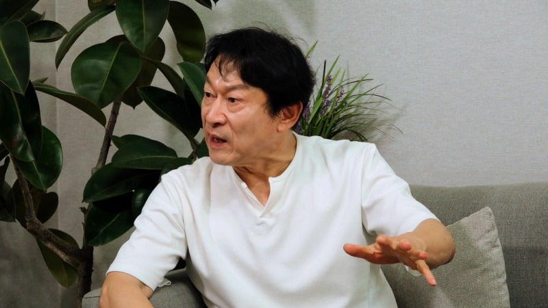Actor Kim Eung-soo returns home after coughing up blood in Japan.