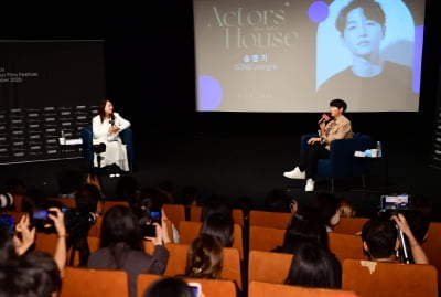 송중기 '떳떳한 아빠의 꽃미소..설레이는 부산 나들이'[TEN포토+]