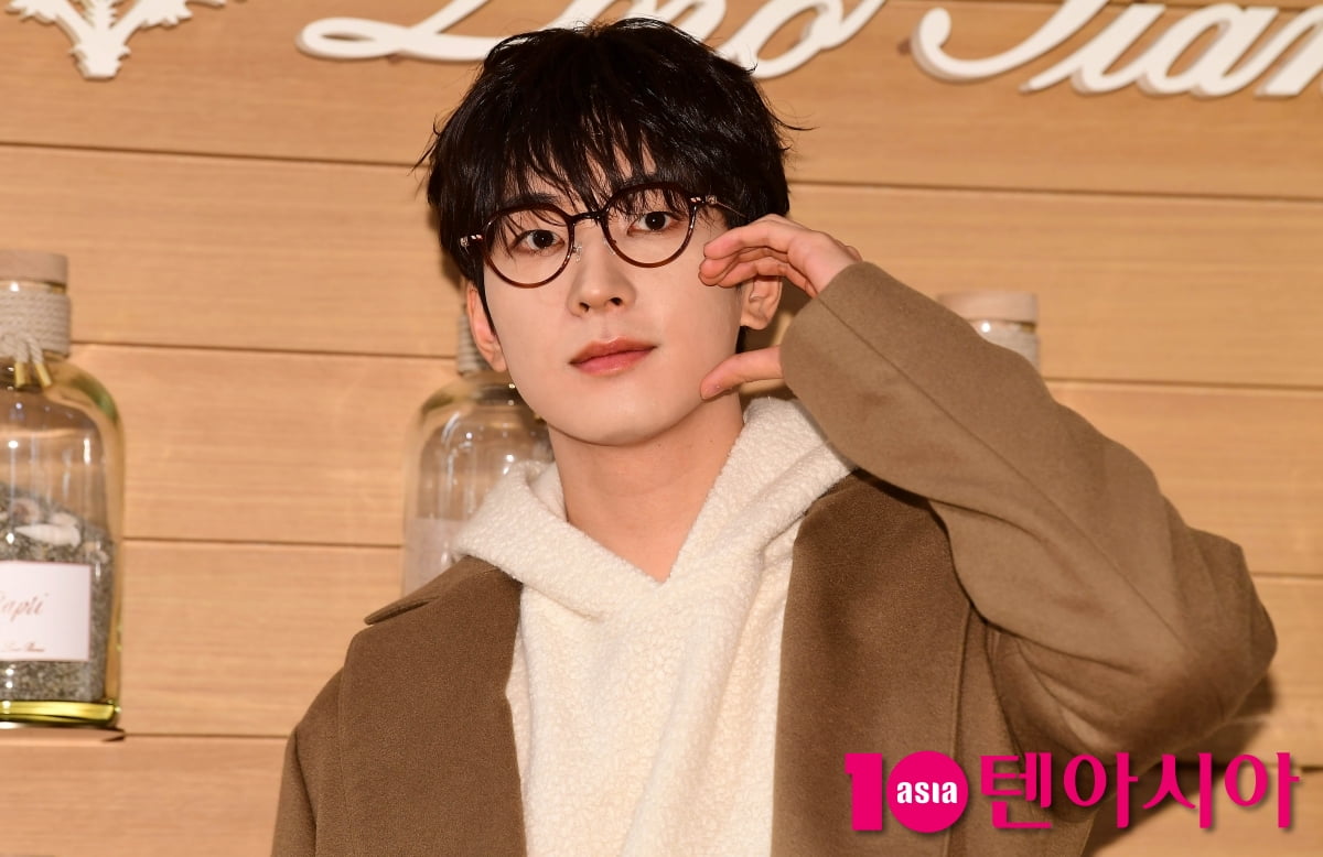 SEVENTEEN Wonwoo, a cool fall guy... Today is Senior with Glasses