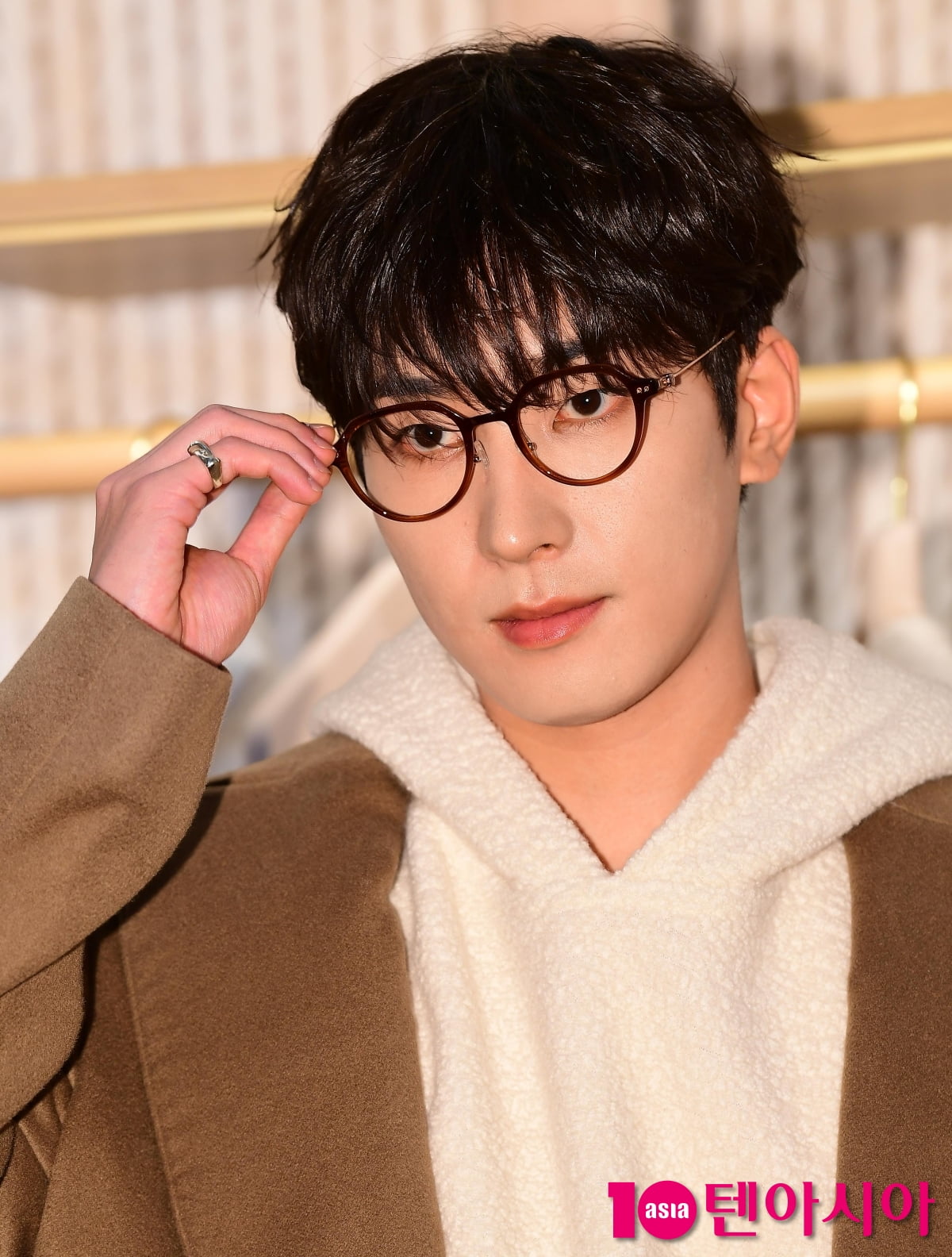SEVENTEEN Wonwoo, a cool fall guy... Today is Senior with Glasses