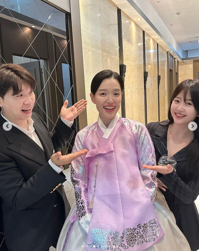 'Father and mother fiercely criticized' Park Soo-hong and his wife show off their bright smiles at Son Heon-soo's wedding