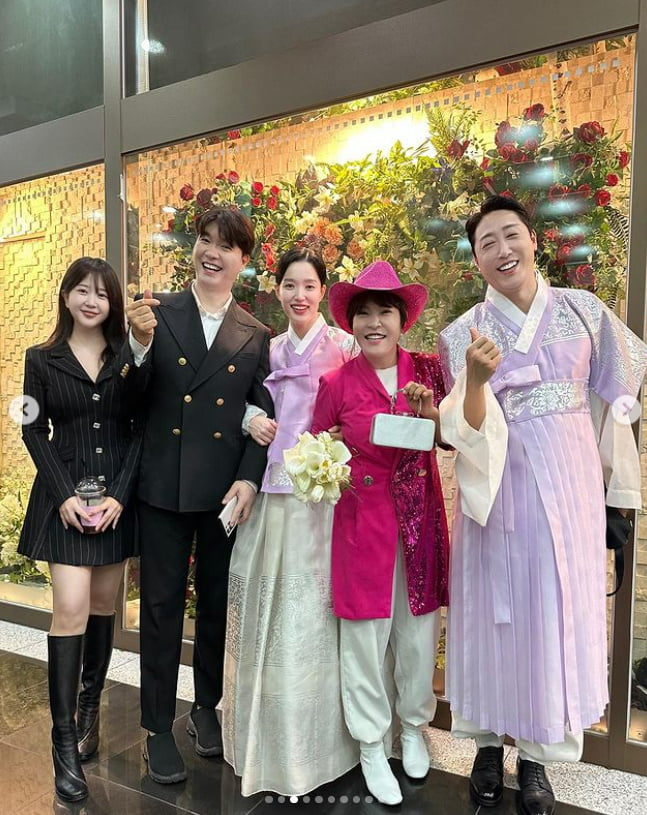 'Father and mother fiercely criticized' Park Soo-hong and his wife show off their bright smiles at Son Heon-soo's wedding