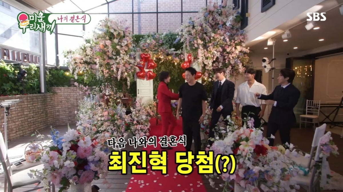 Super Junior's Kim Hee-chul held a surprise wedding and revealed his bride