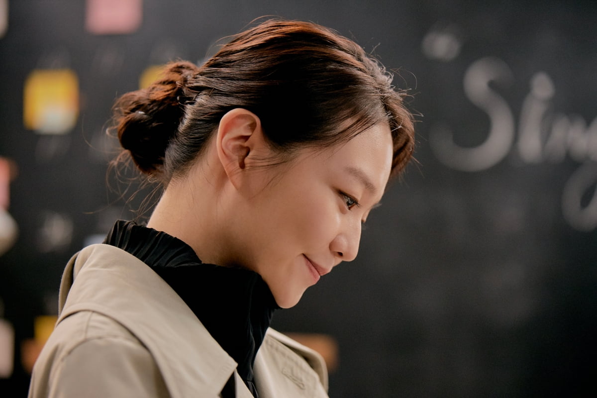 Lee Som from the movie 'Single in Seoul' plays the role of a best-selling author of a mysterious romantic novel