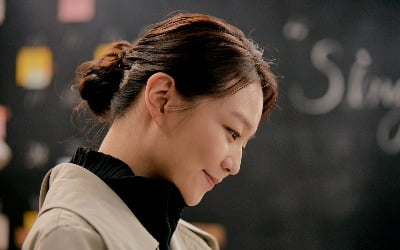 '싱글 인 서울' 이솜, 베일에 싸인 로맨틱 소설 베스트셀러 작가로 분한다