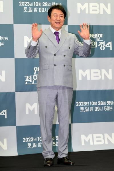 [TEN포토] 김응수 '인사도 진지하게'