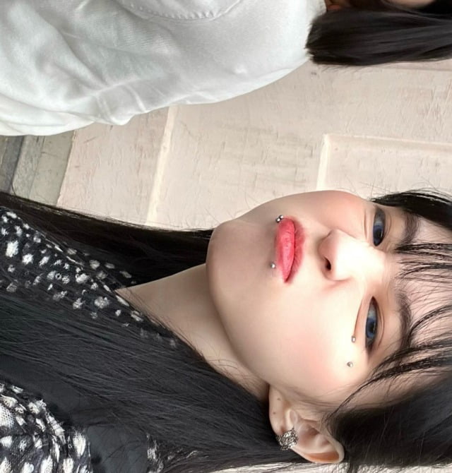 Han So-hee, all five facial piercings are gone