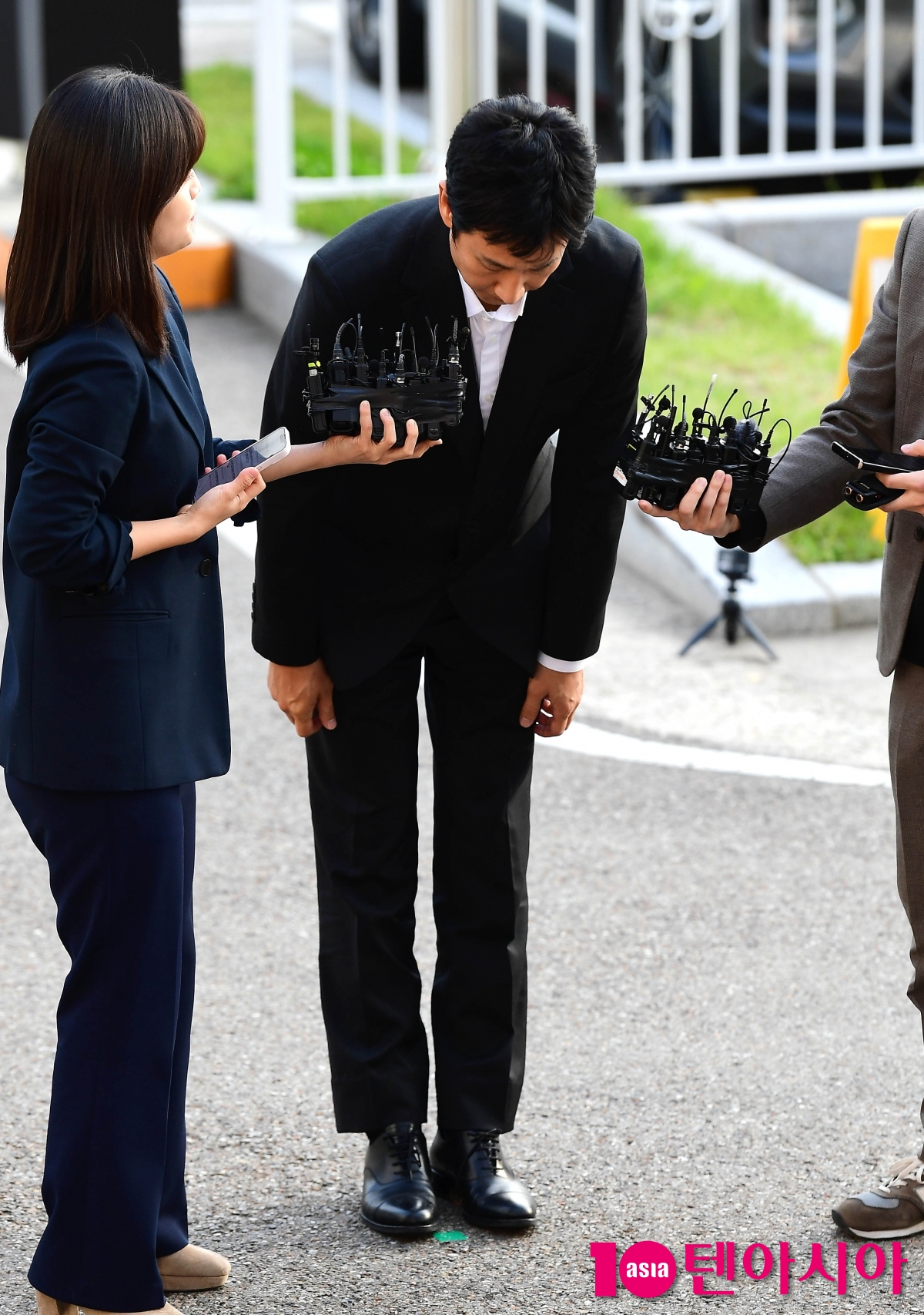 [TEN포토] 4번 고개숙인 '마약혐의' 이선균 