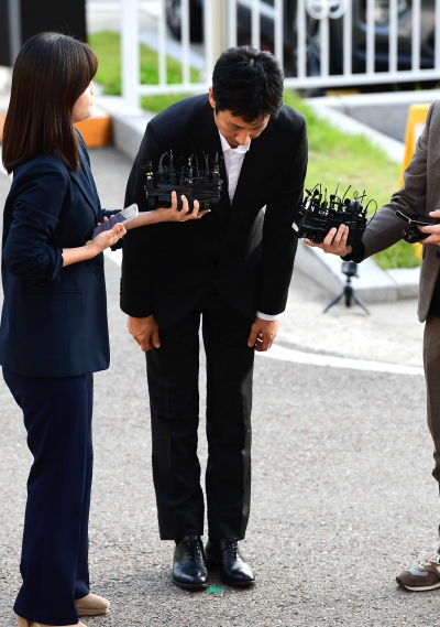 [TEN포토] 4번 고개숙인 '마약혐의' 이선균