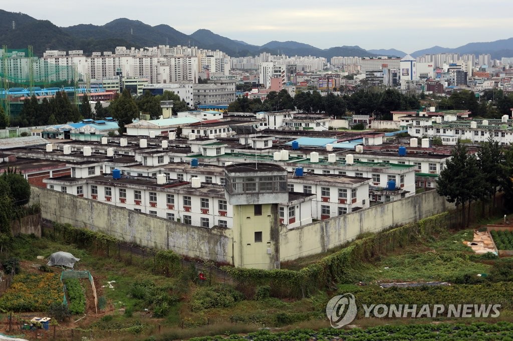 [삶] 교도소에서 초등학생 딸의 머리 한올한올 따주는 엄마의 눈물