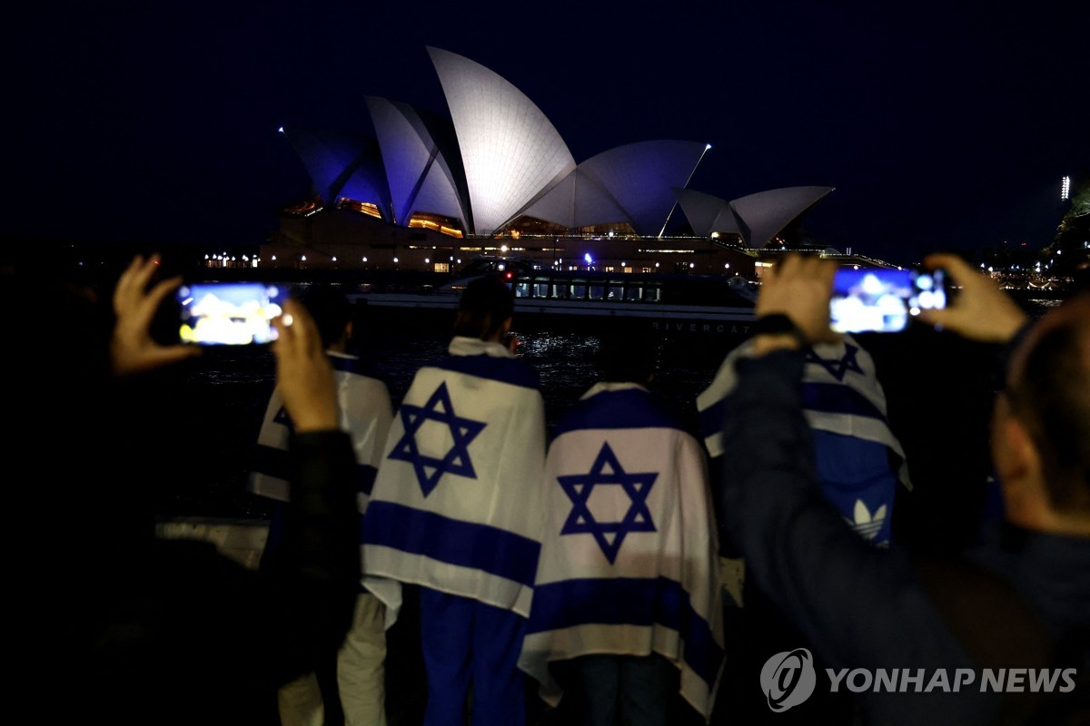 [이·팔 전쟁] 이스라엘기 색 조명 시드니 오페라하우스…시위대는 깃발 태워