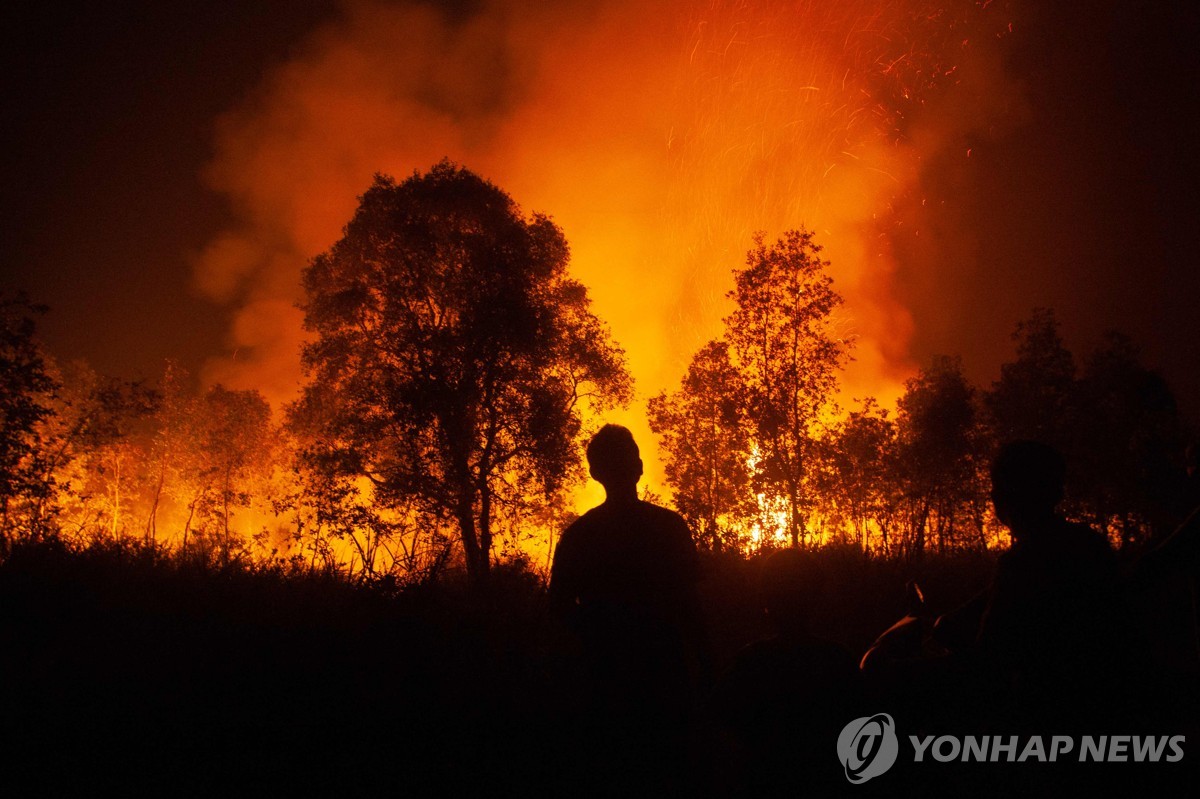 엘니뇨→건기 장기화…인니, 도시 인근 쓰레기 매립지 잇단 화재