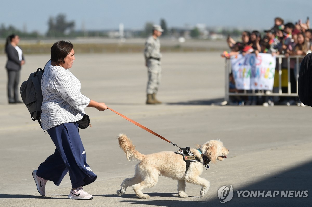 반려견과 사는 희로애락…신간 '개는 온몸으로 웃는다'