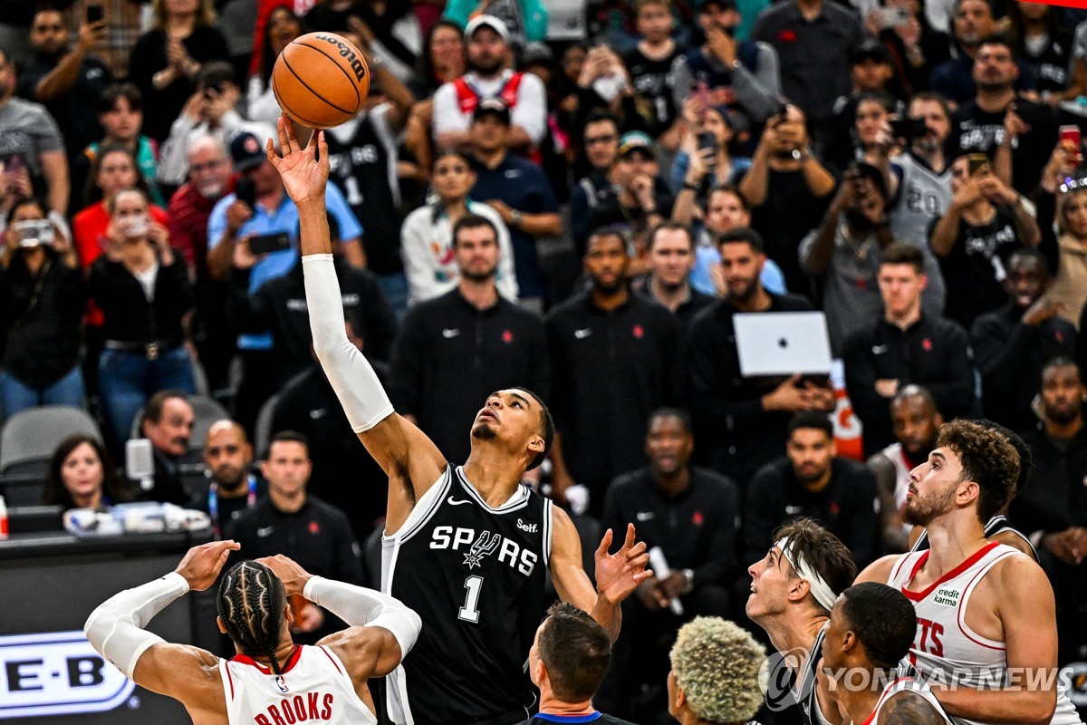 웸반야마 첫 더블더블…NBA 샌안토니오, 휴스턴 꺾고 시즌 첫 승