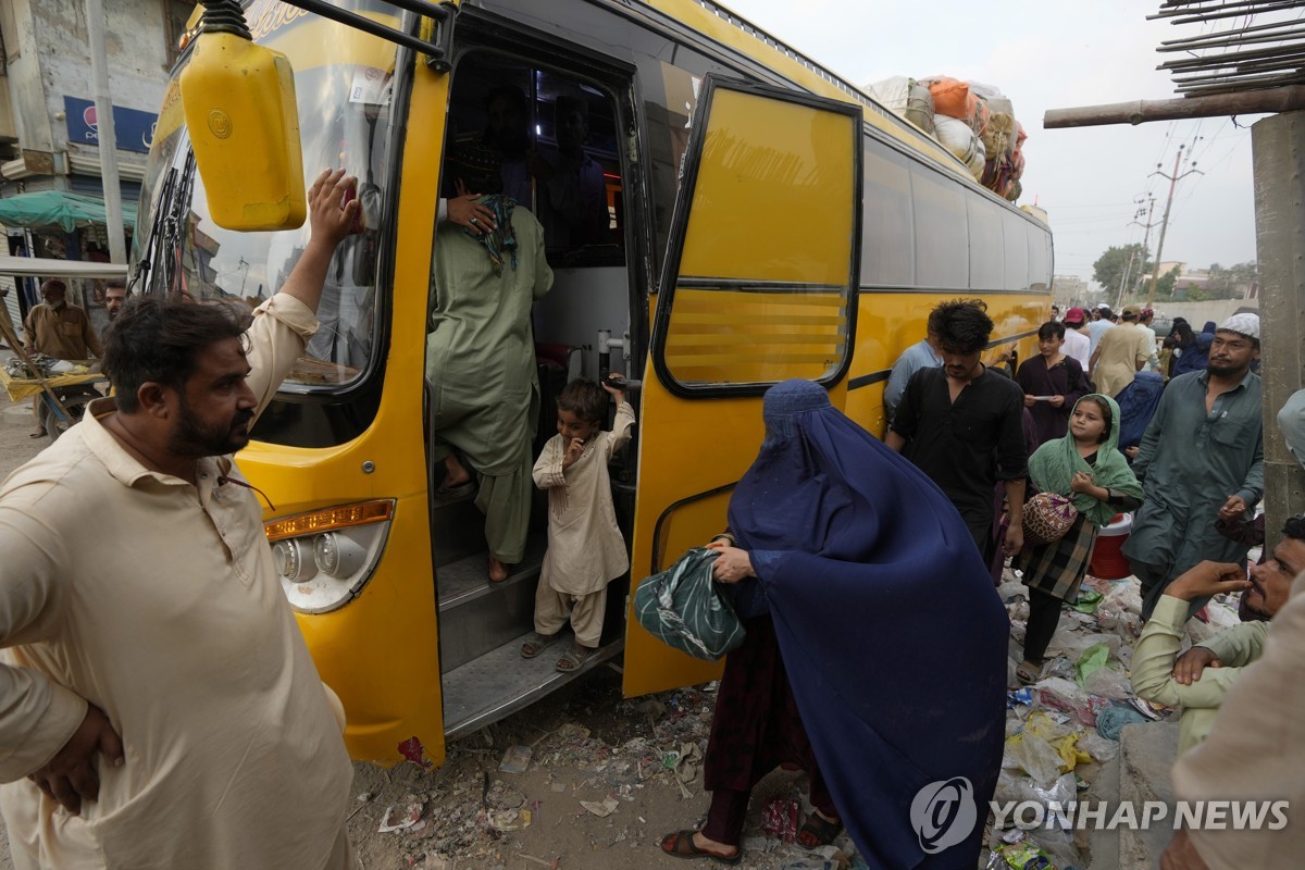 아프간 이주자 추방 예고 파장에 파키스탄 "불법 이주자만 해당"