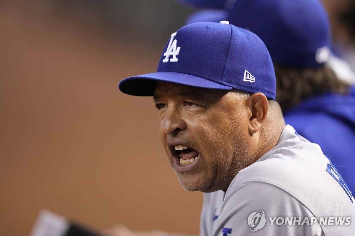 실망스러운 가을 야구 성적에도 MLB 다저스, 로버츠 감독 재신임