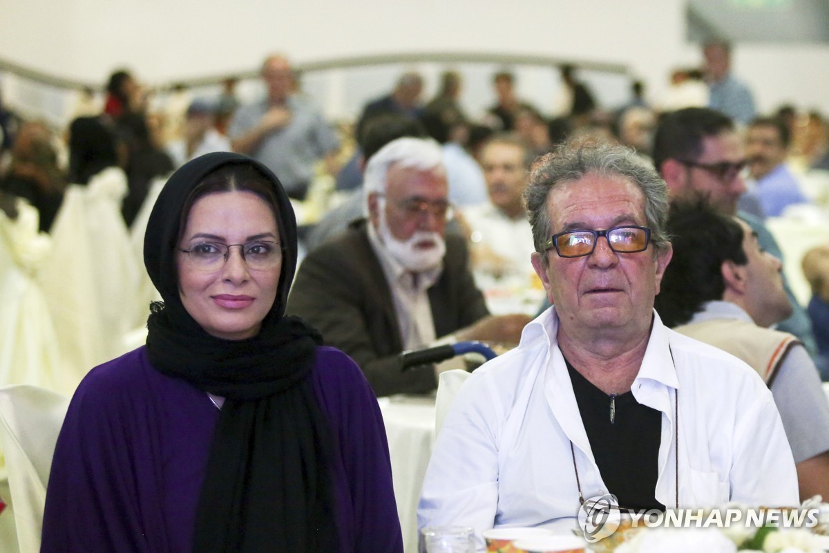 이란 영화 거장 메흐르지 부부 흉기 피살
