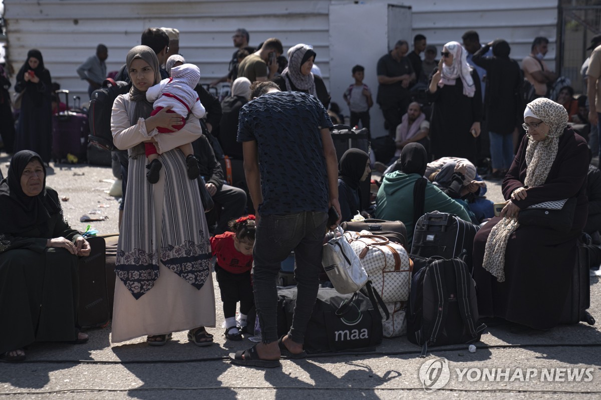 [이·팔 전쟁] 유일한 탈출로 앞 수백명 포격에도 밤샘 불사