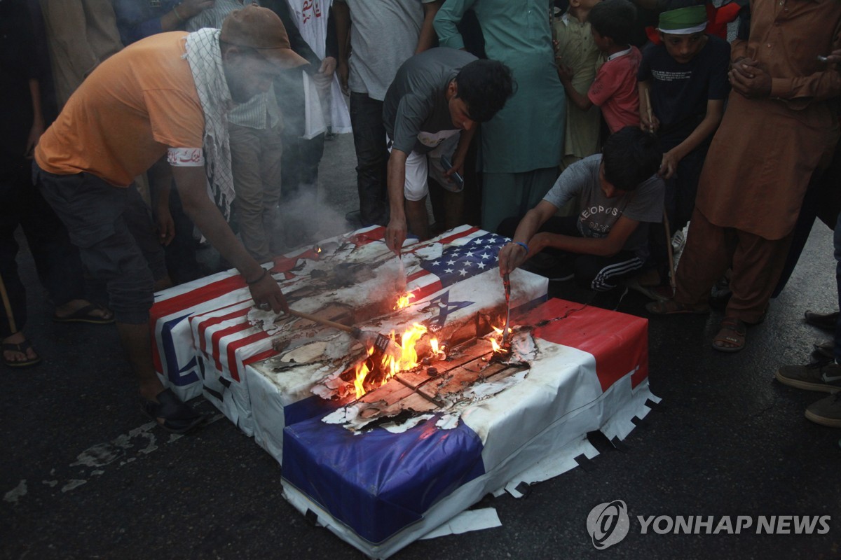 [이·팔 전쟁] 파키스탄서 수천명 이스라엘 항의 집회…美·英 등 국기도 태워